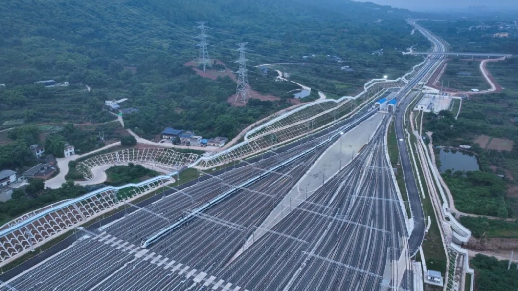 澎湃成都｜成都陆地航母“双舰齐发”！西南最大动车所投用