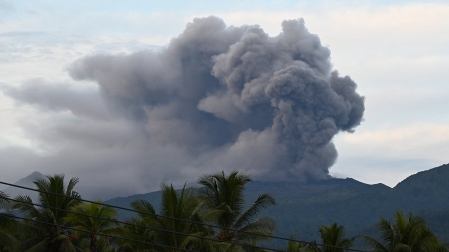 印尼两座火山先后喷发