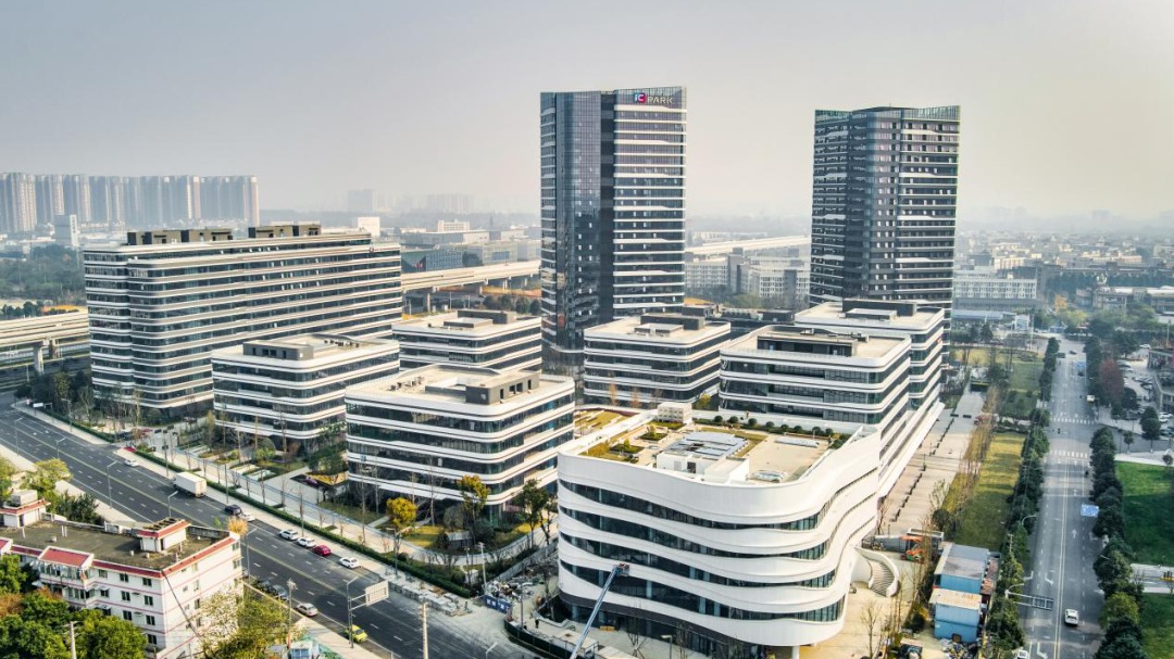 澎湃成都｜抢占产业新高地  两家清华系人形机器人公司落地成都