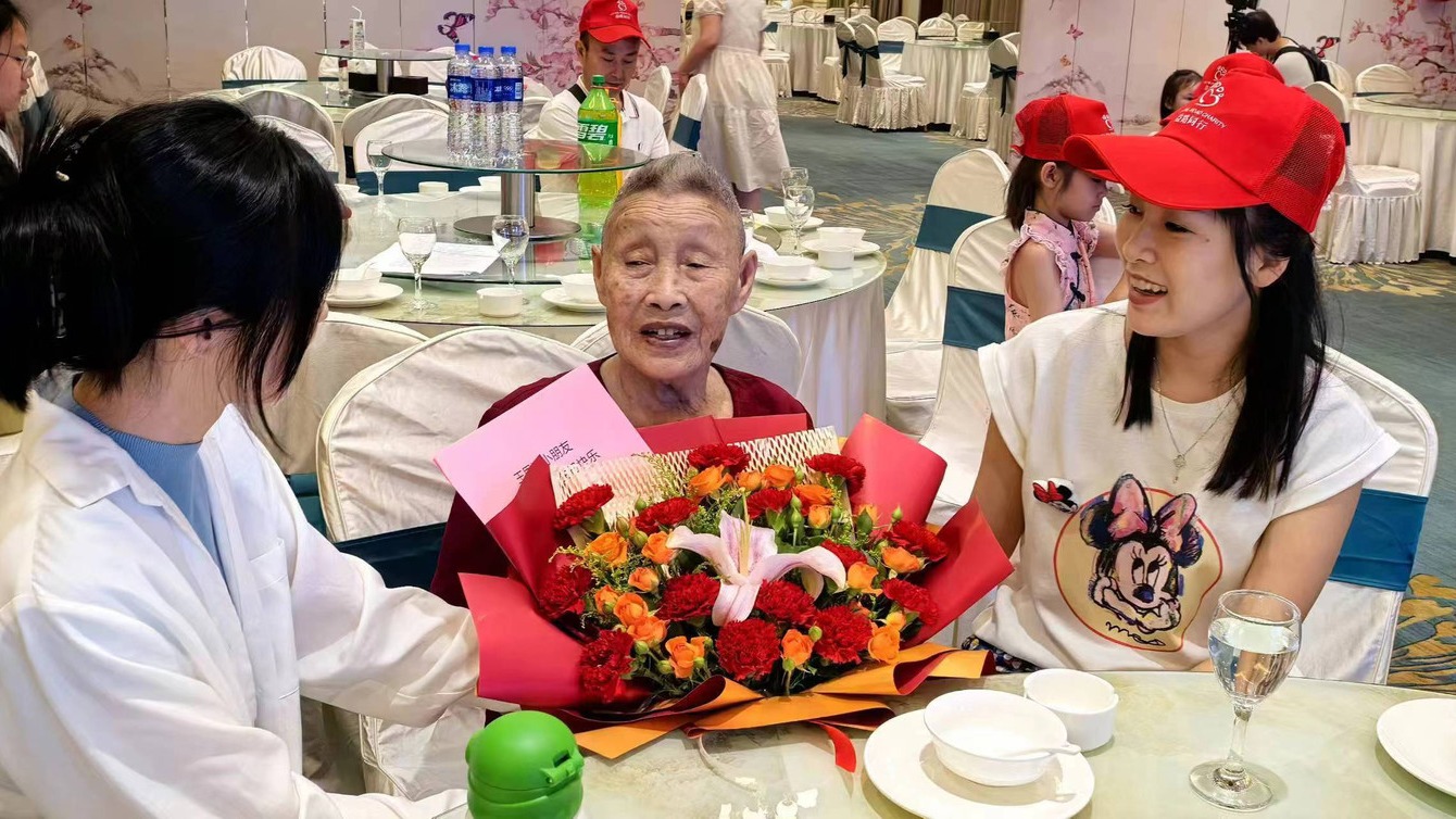 文明风景线｜暖心！“口袋婆婆”88岁 成都志愿者为她办了一场生日宴