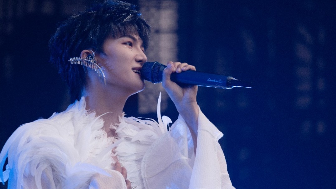 周深成都演唱会掀起热潮 新曲目、新造型、新设计心意十足
