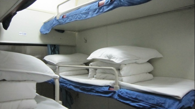 男子卧铺全裸睡觉，网友建议实行男女分车厢，12306回应