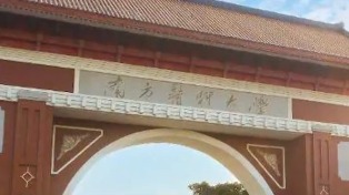 老师因救人上课迟到被罚？被通报教师医院回应