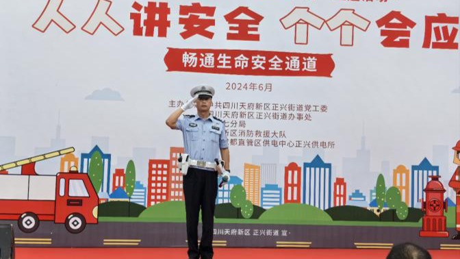 成都交警开展《成都市非机动车管理条例》宣传活动