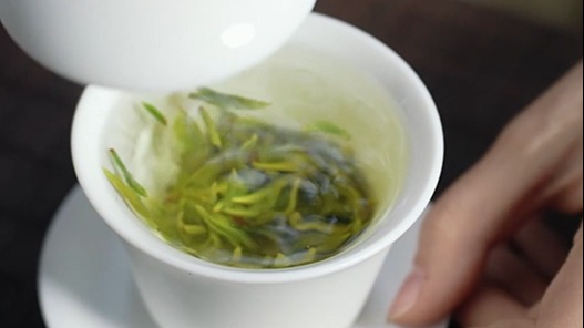《只此青绿》——一盏富硒茶，融进了南江的山水灵韵