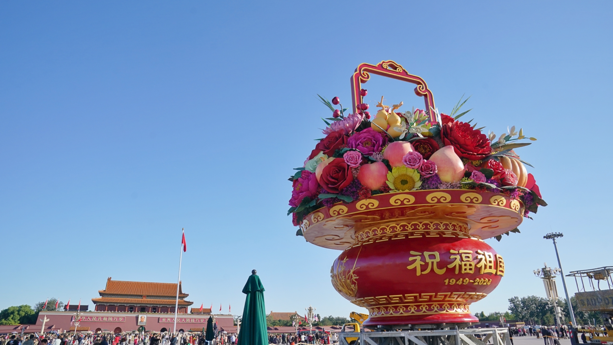 吊装完成！国庆75周年花篮亮相天安门广场