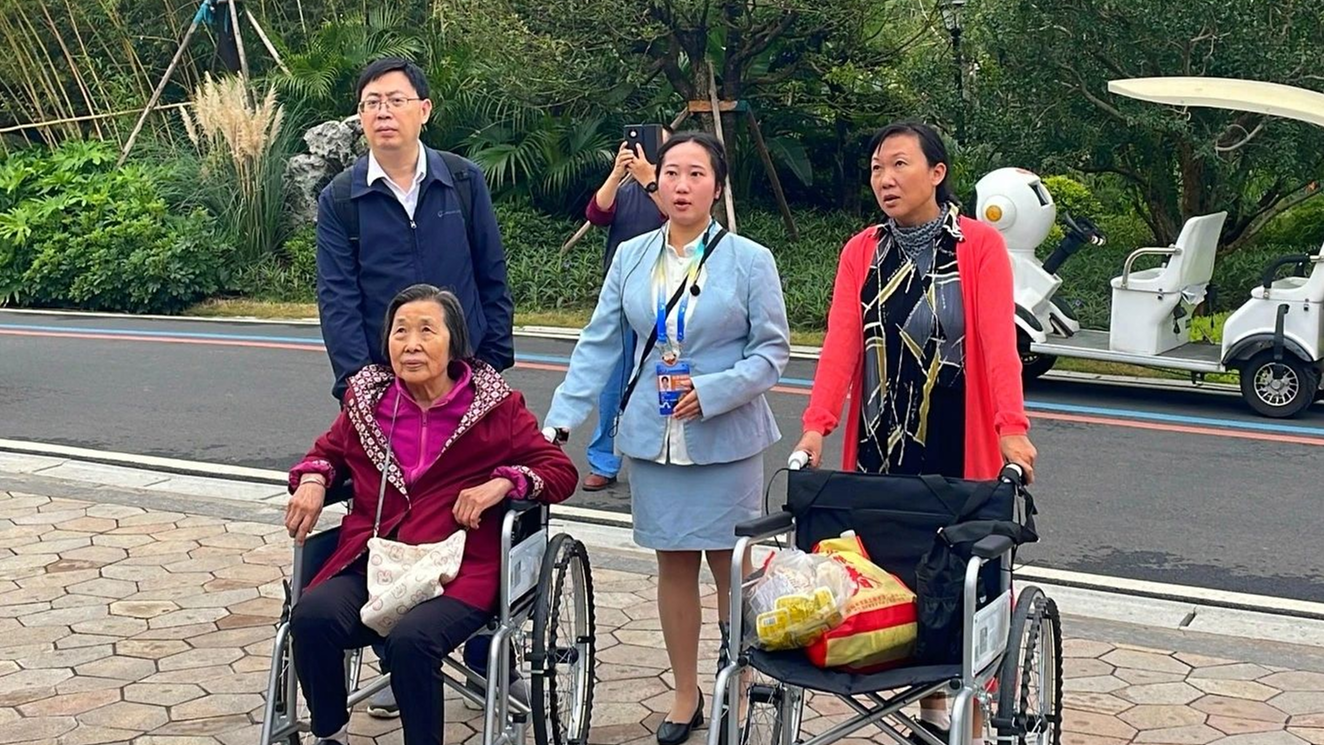 老奶奶在成都世园会兰州园不愿离开，被她发现后，送上了一场温暖的讲解