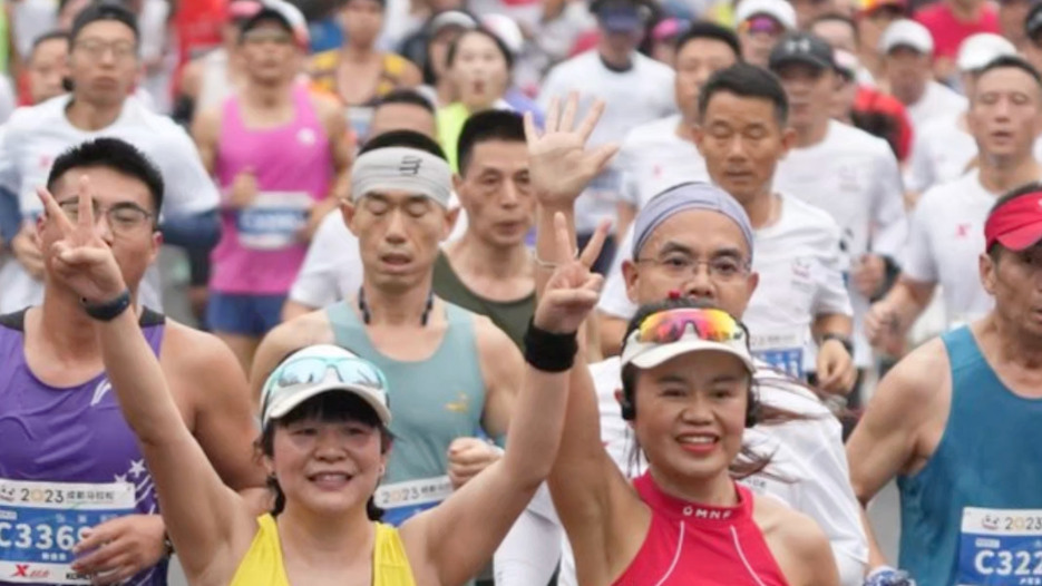 2024成都马拉松鸣笛开跑！