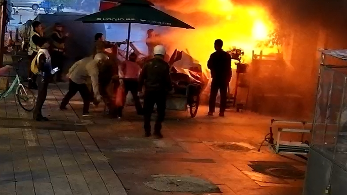 成都交警路遇火灾英勇扑救，消防队及时接力终灭火