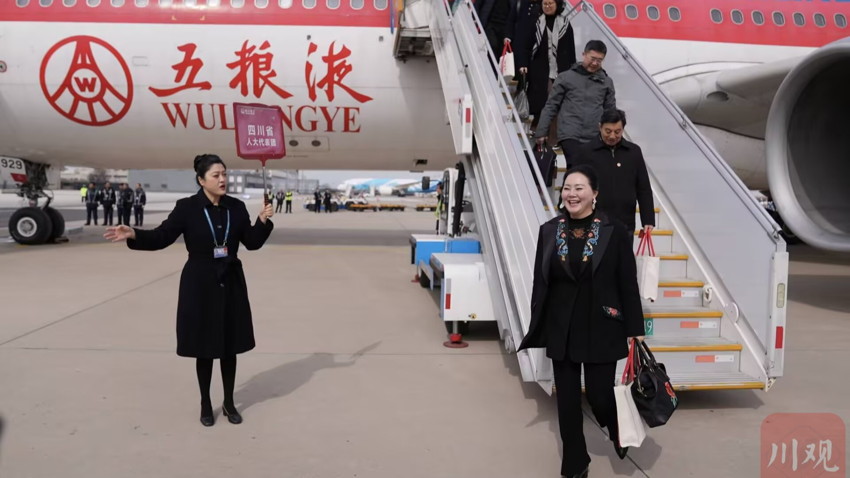 出席十四届全国人大三次会议的四川代表团抵京