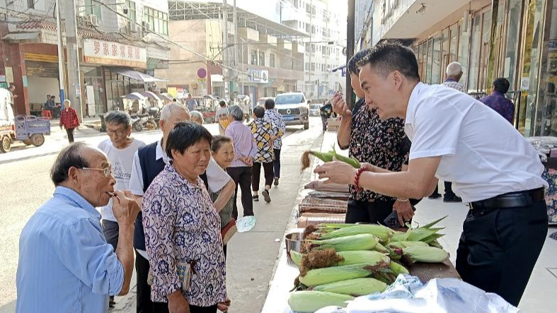 巴中：社区书记摆摊“带货” 可生食玉米闯出增收新路
