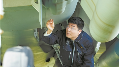 央媒看四川︱冯攀龙：“铆”在航空事业最前线