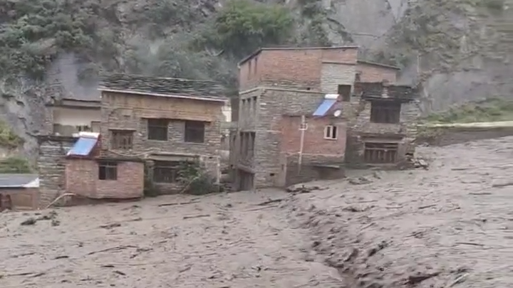 央媒看四川丨四川理县查谷沟倾泻4.5万方泥石流 16户村民41人提前转移成功避险