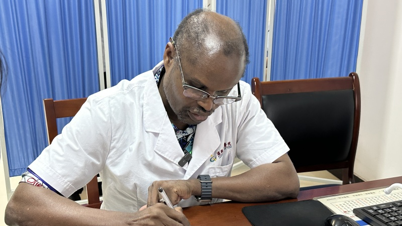 泸州：“洋中医”坐诊记