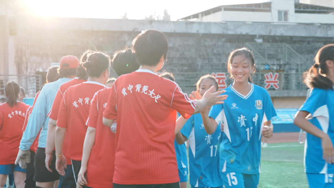 跨越39年的相遇！这一刻，资中女足“背篼精神”的传承具象化了