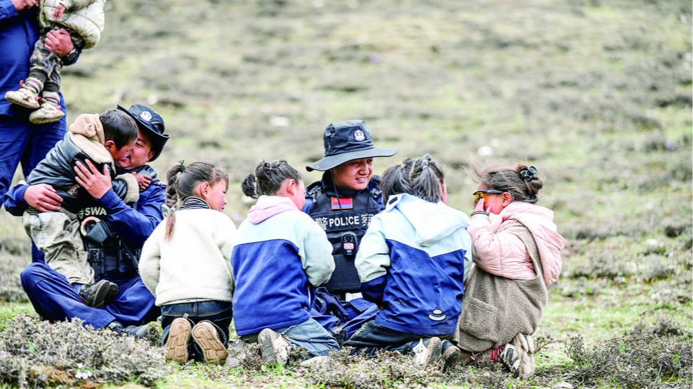 巡逻车上的“临时家长”：虫草季里，民辅警用65天写下高原“守护日记”