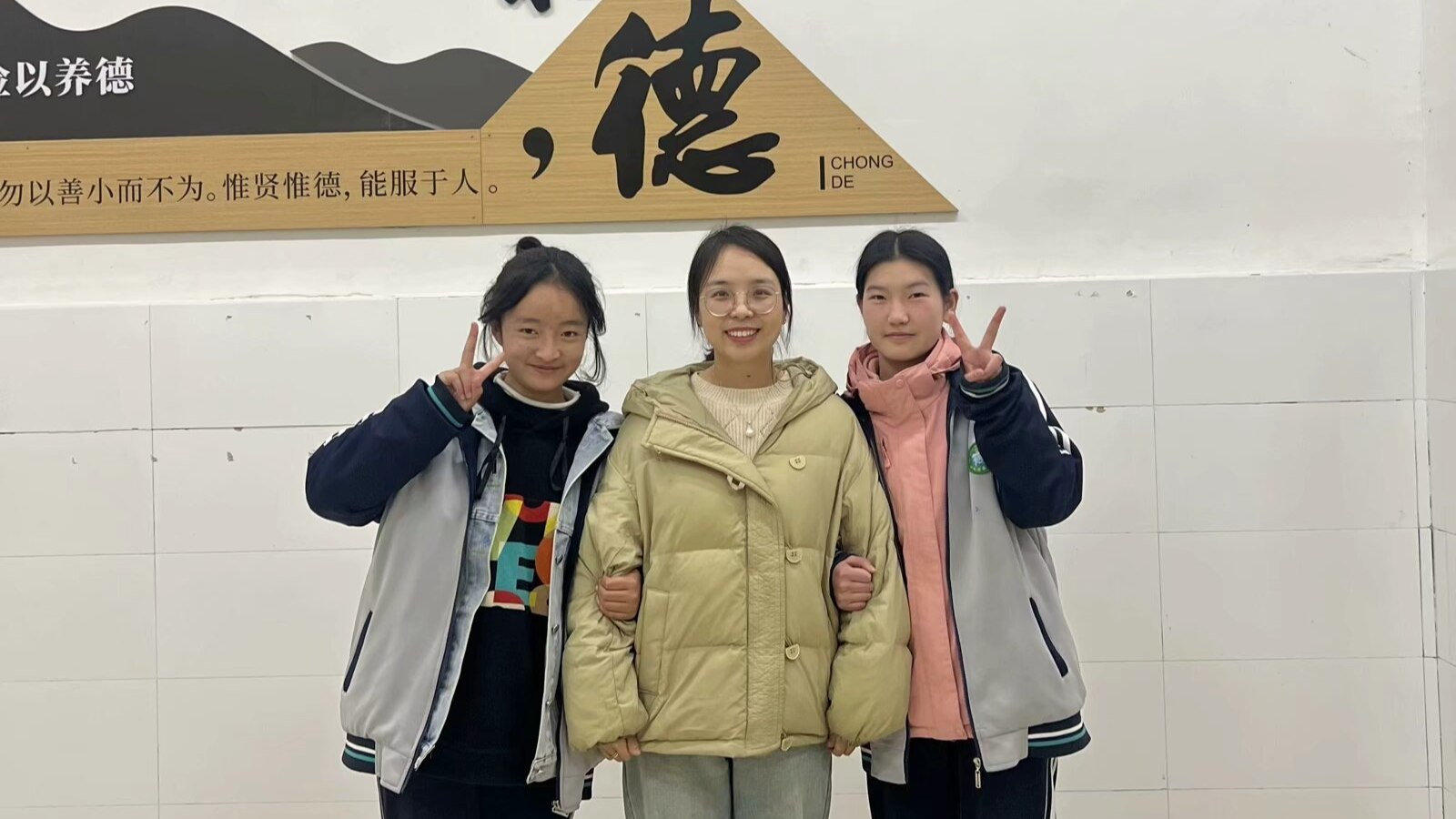 当年在教室外偷听老师上课的凉山女孩儿，考上大学啦！