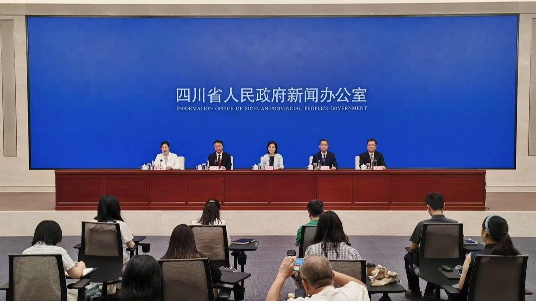 “熊猫专列”开启银发旅游新时代 到2027年将开行200列