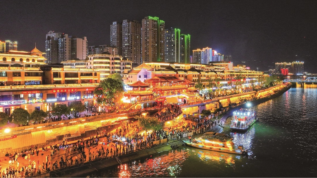 烟火升腾夜广元 焕彩燃动夜经济