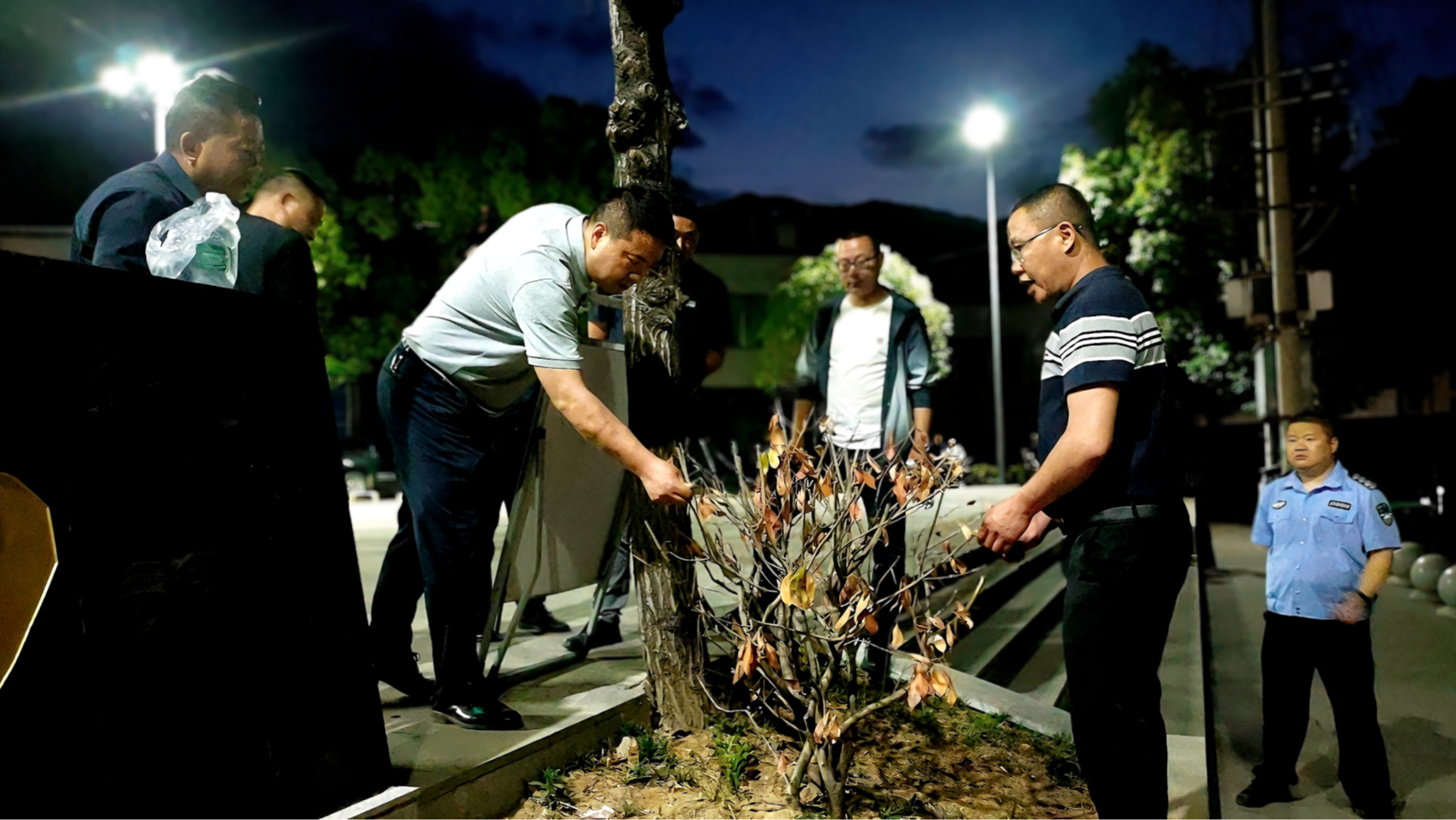 达州：他们夜巡街头巷尾 让城市治理的匠心点亮背街小巷