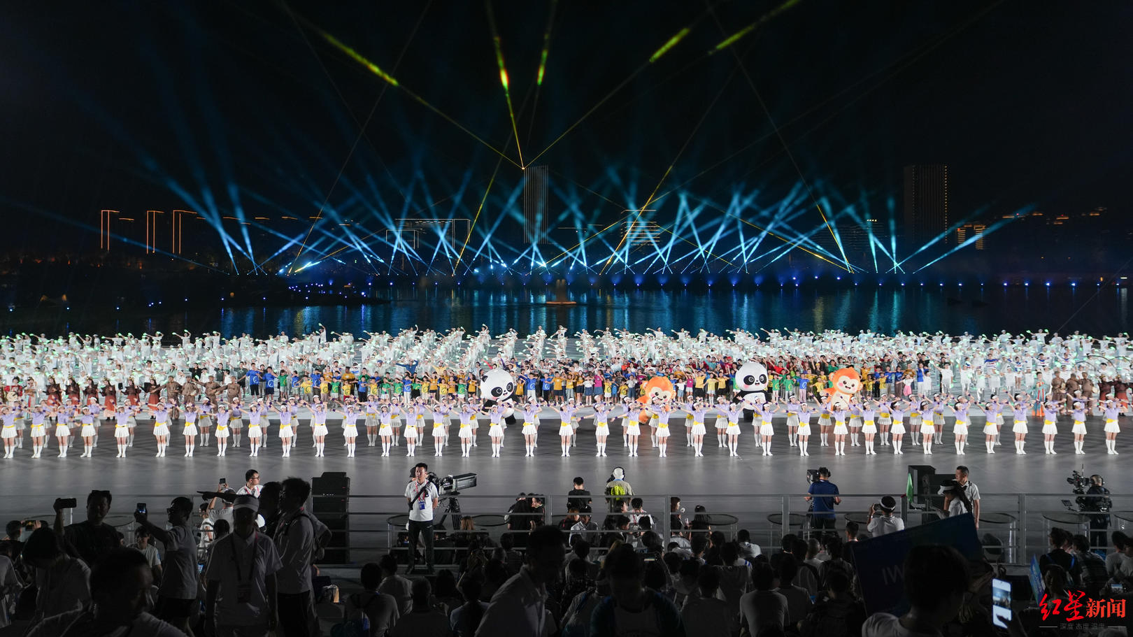 成都世运会开幕式揭秘：自然与城市深度融入，城市天际线和晚霞成为天然舞美