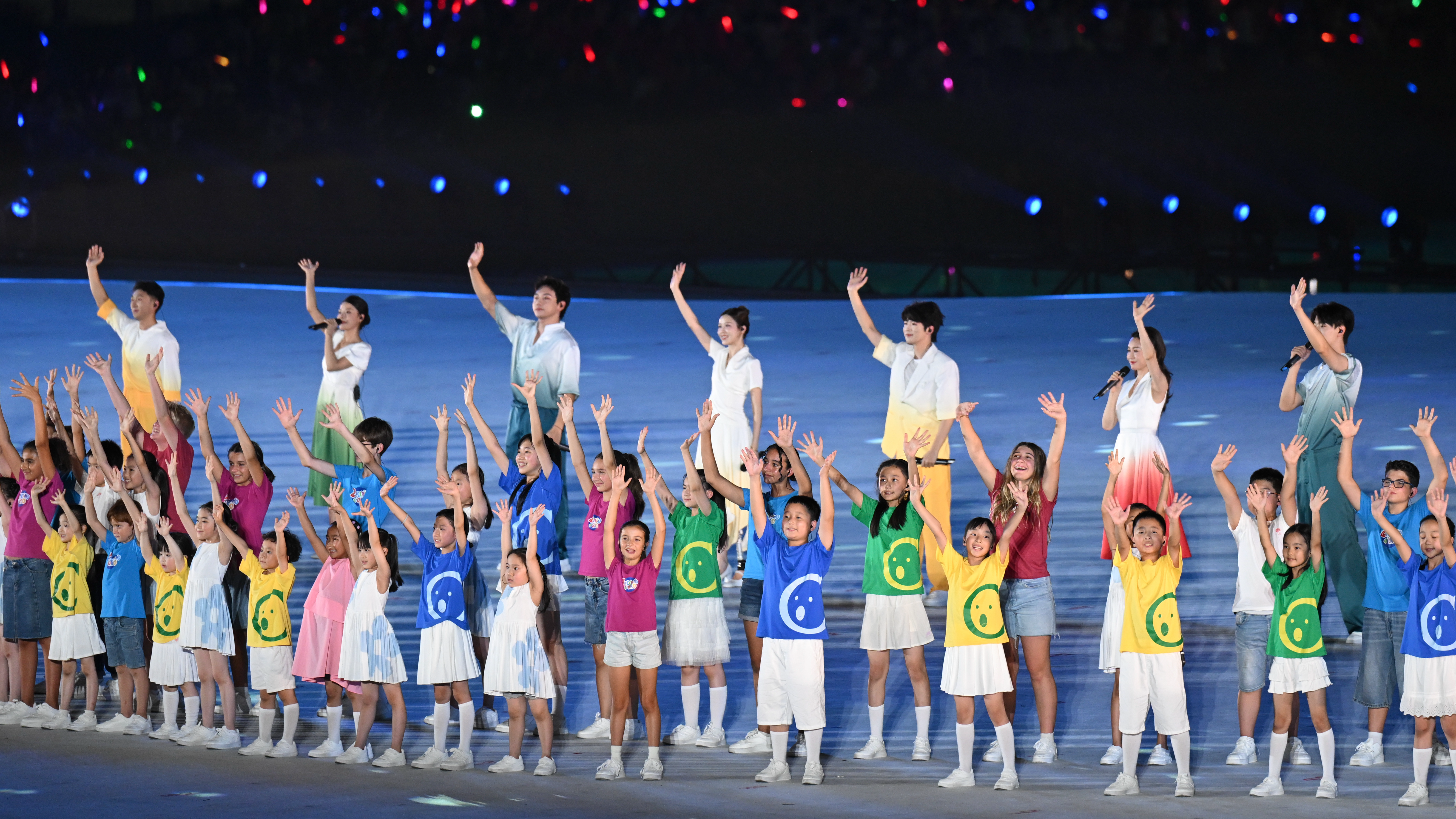 三个国家、五大合唱团共唱《万千》向世界发出友爱之声