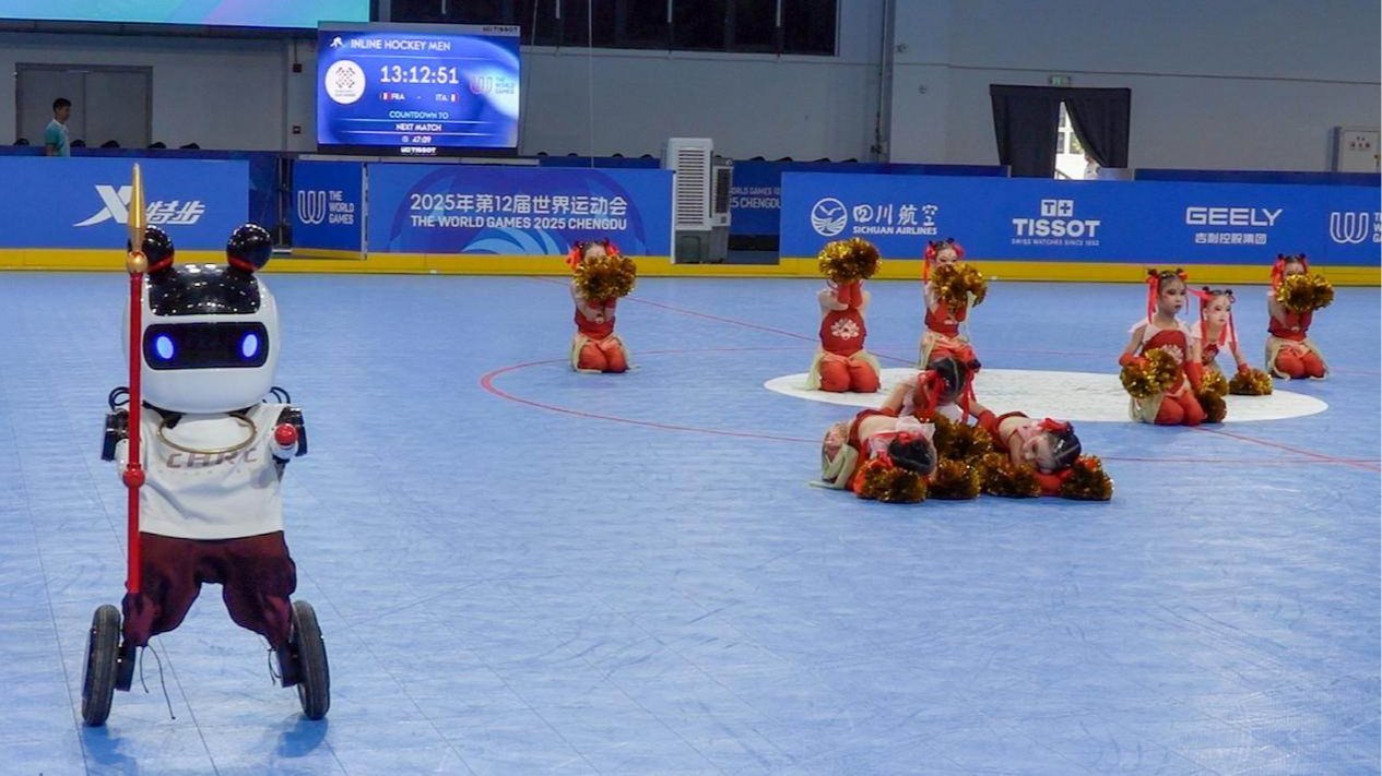 脚踩“风火轮” “萌脸”送wink 机器人啦啦队“接棒”亮相赛场