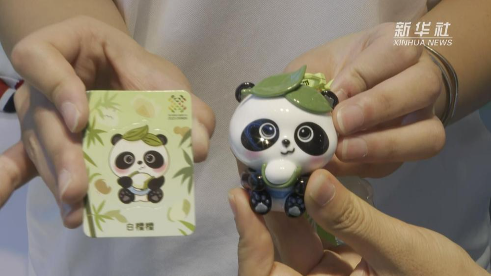 到宽窄巷里“抓”世运双宝