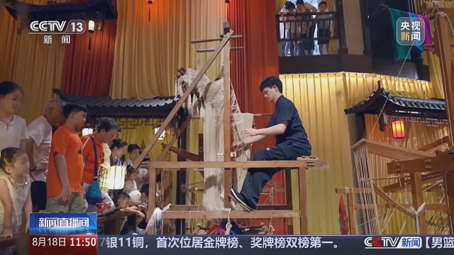 央媒看四川丨成都：体验蜀锦织绣 探“蜀中瑰宝”