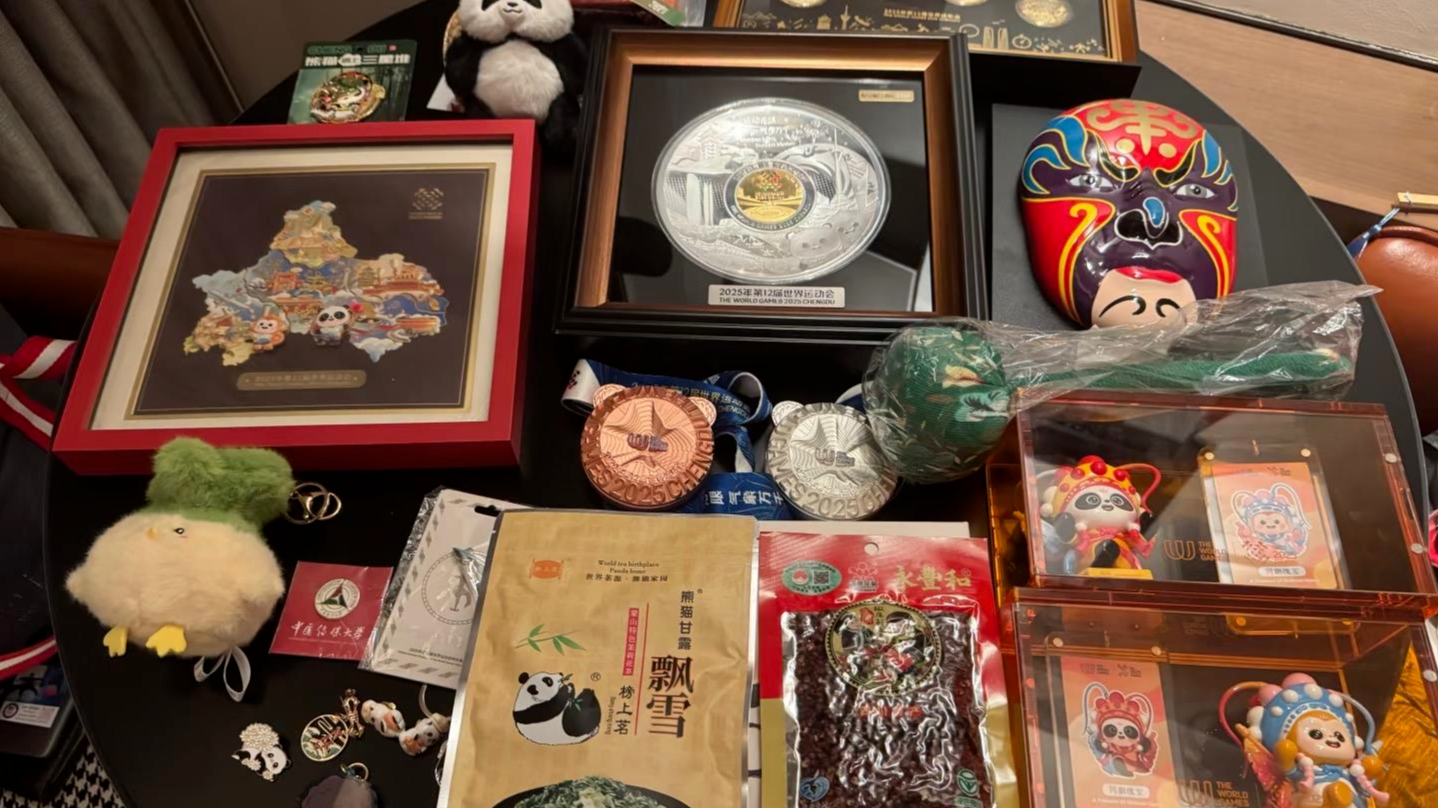 外国游客耍完成都，行李箱里都塞着什么？