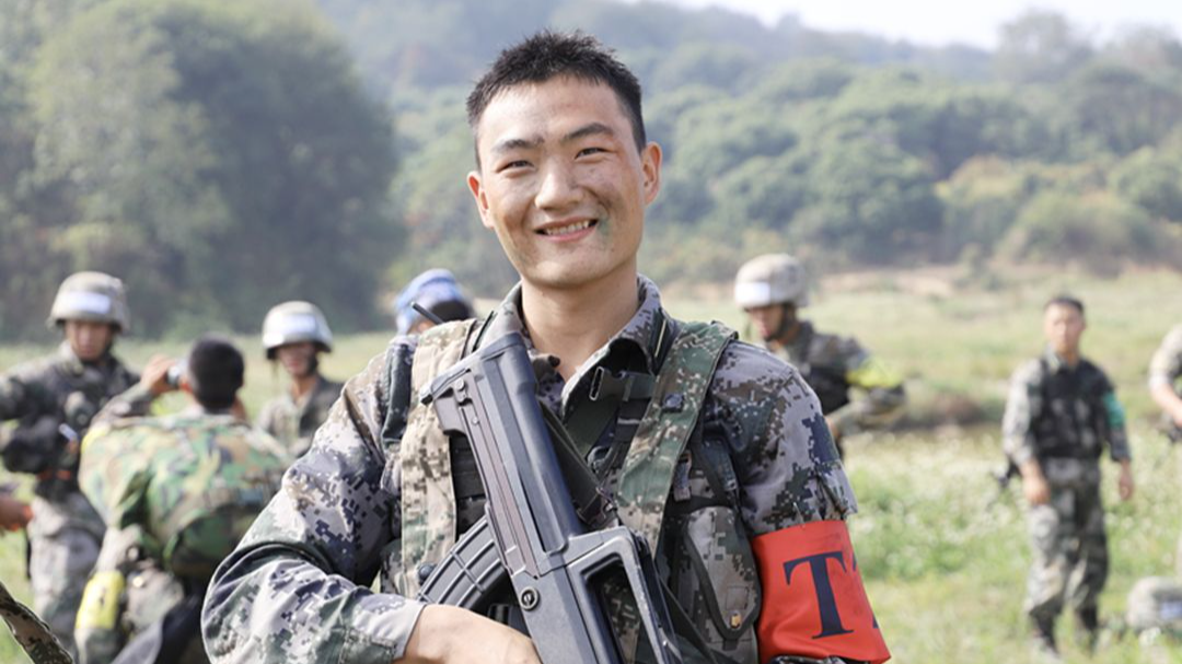跨越十七年，从废墟堆到阅兵场