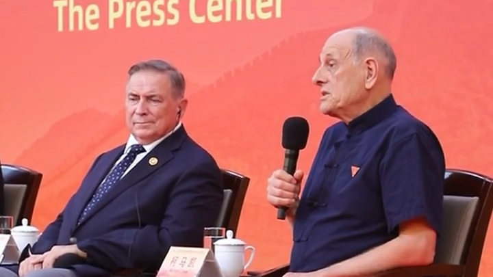 柯马凯答记者问：父母在中国四川相遇，自己继承了父母的国际视野，要为和平而奋斗