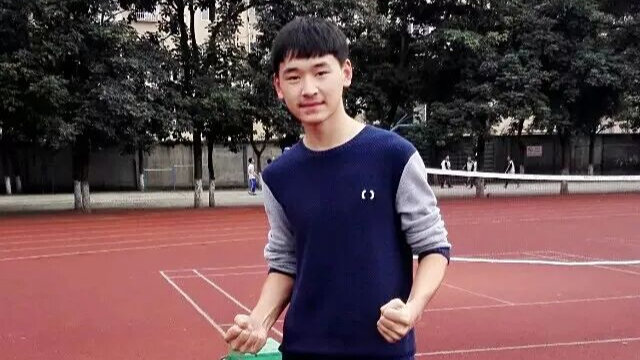 84年前狼牙山五位战士英勇就义 如今成都小伙高擎“狼牙山五壮士”战旗接受检阅