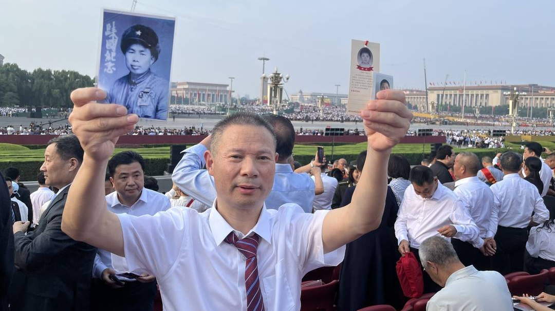 父亲抗美援朝受伤牺牲，儿子救人牺牲获评烈士！他带着他们的照片，观礼九三阅兵