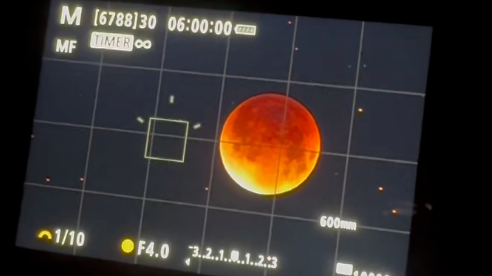 860公里追月！高原上的“血月”奇观震撼上演