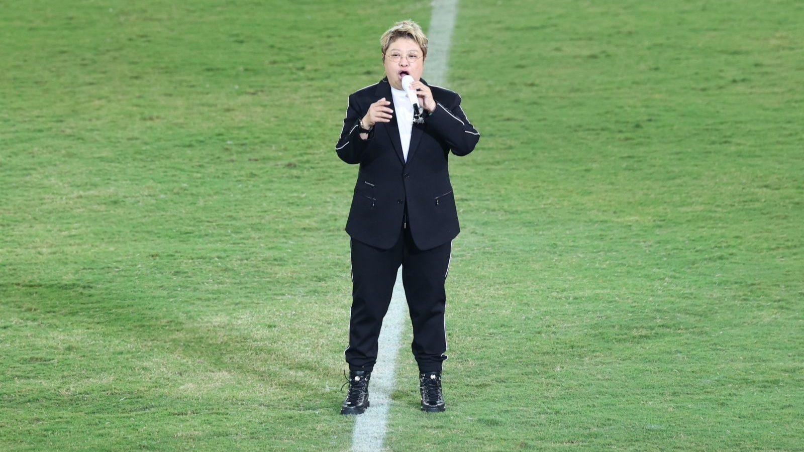 韩红唱响《锦绣》，给“川超”扎起！