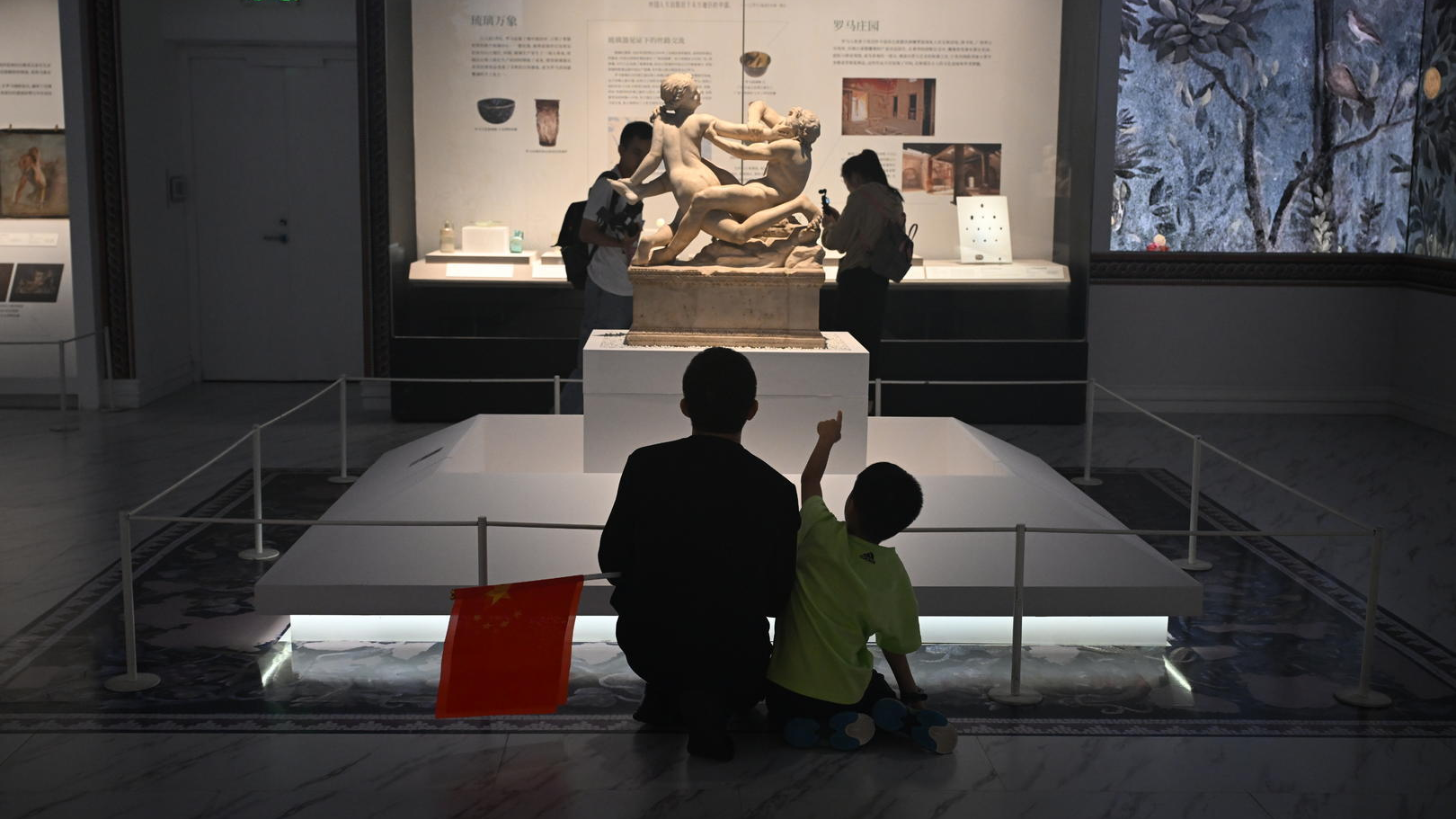 晨光里的成都温度：成博提前开门接客，升旗后“文化续程”成假期新宠