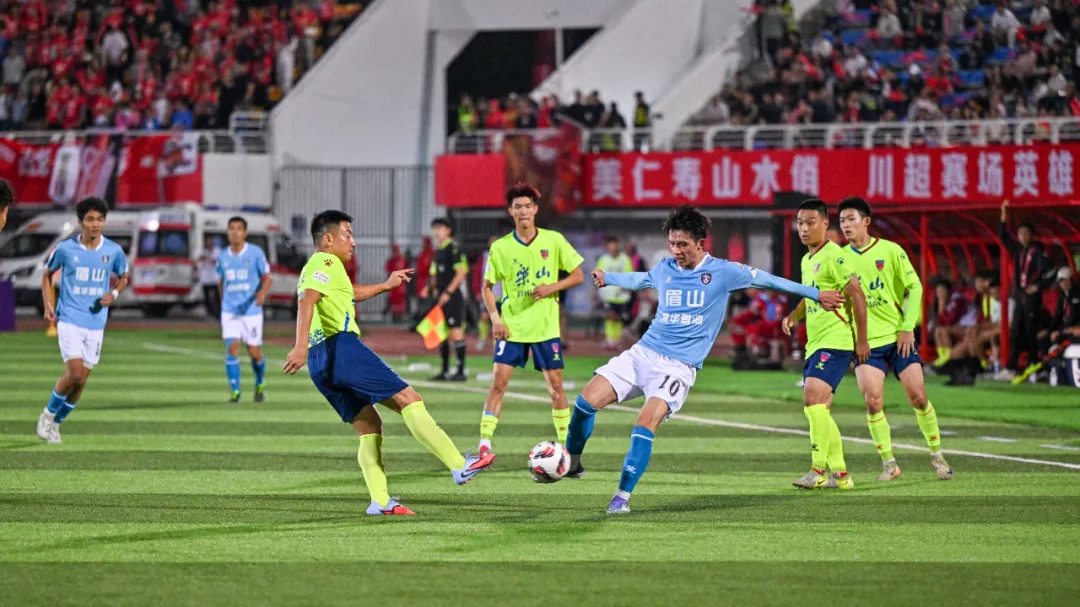 文武双全的眉山，踢球都带着书卷气