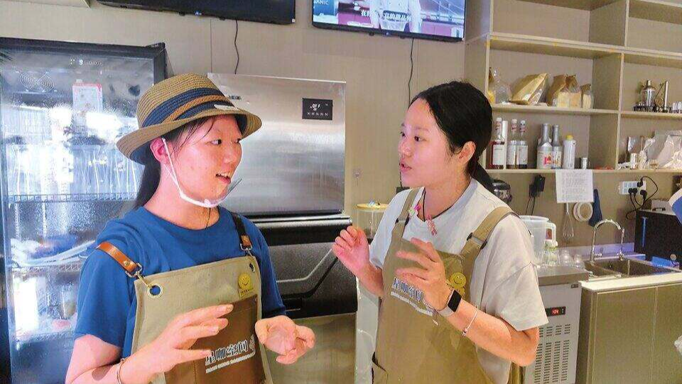 内江有家“星星的咖啡厅”：12名特殊员工按特长分工，顾客回应也超暖