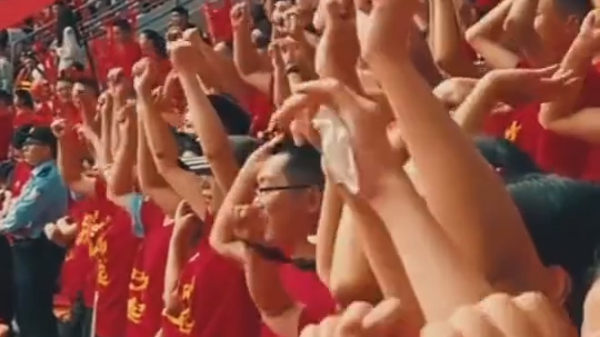 从工地到球场，巴中农民工创作战歌为家乡球队助威