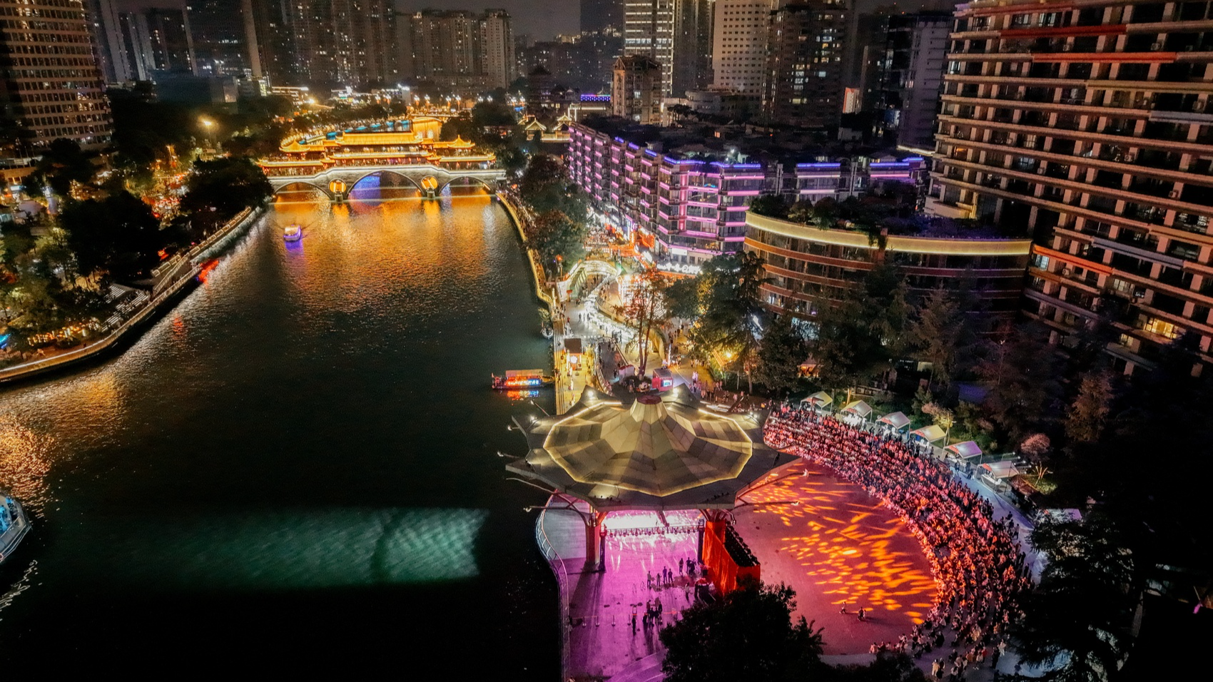 穿越繁华三千年 夜游锦江体验古今“游乐场”