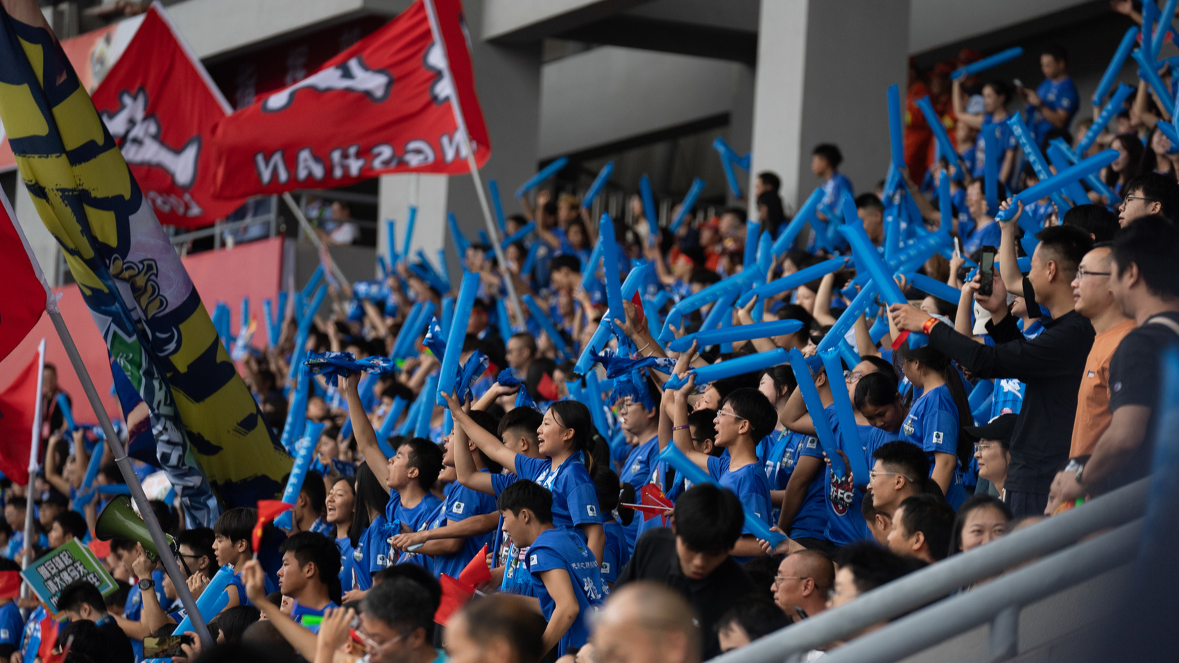 不止踢球！一张球票不到10元，“川超”怎么超？