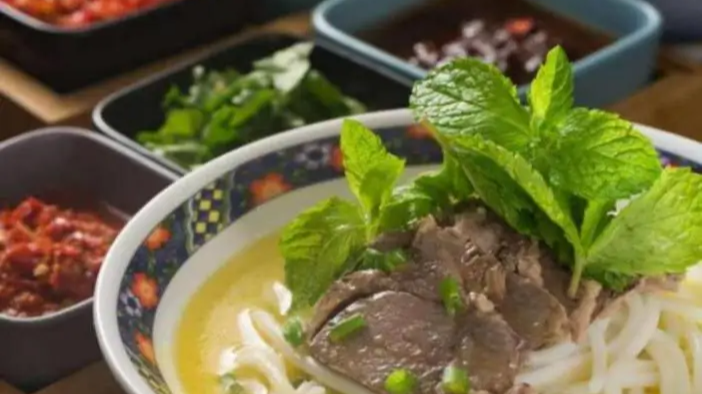 从早晨的一碗羊肉米线，开启“舌尖上的盐边”