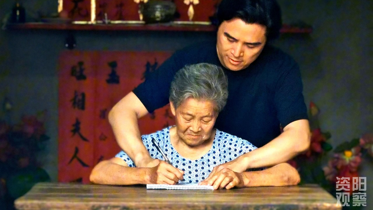 握住母亲颤抖的手，他写下1.6亿次回应的“孝心答卷”