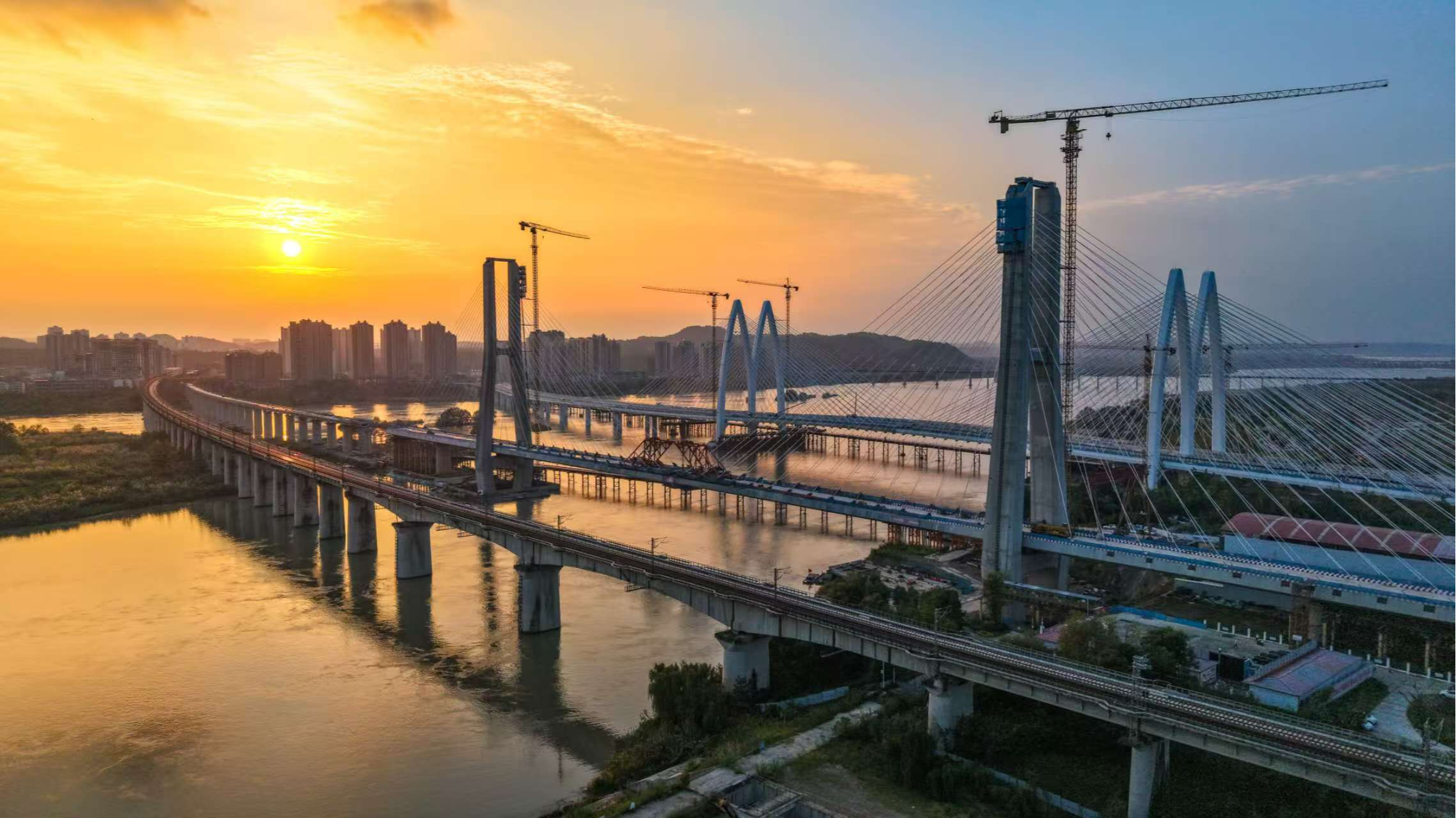 成达万高铁新进展 西南第一跨度高铁钢混结合梁斜拉桥合龙