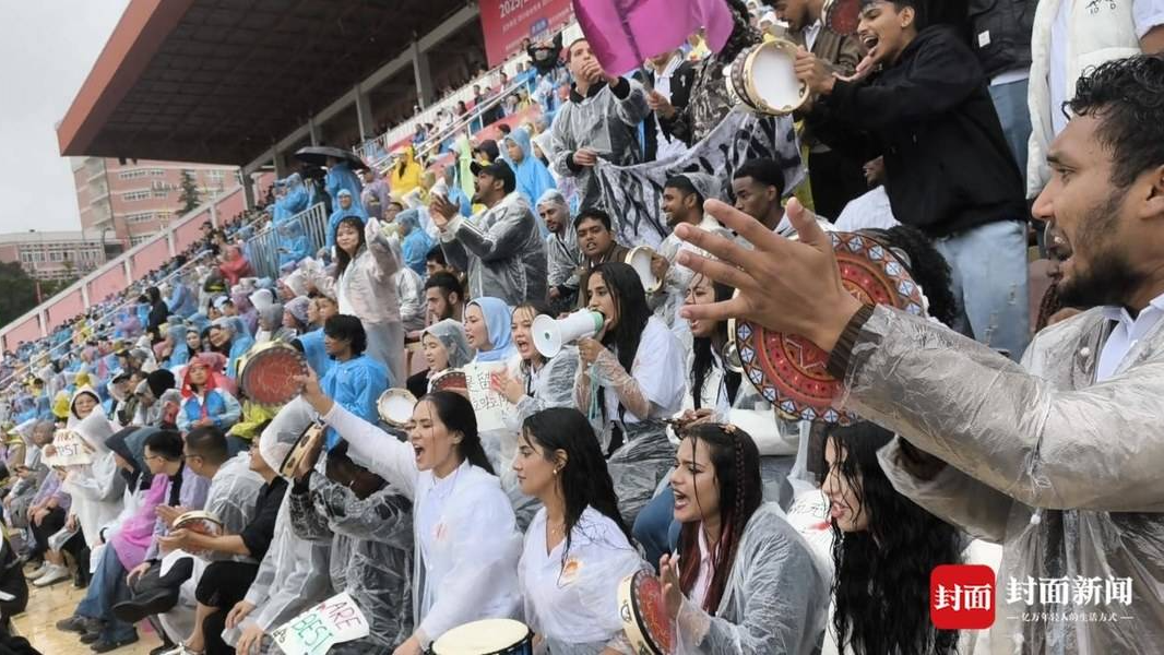 “川超”南充主场战成都 45人外国球迷助威团用五国语言喊“雄起”