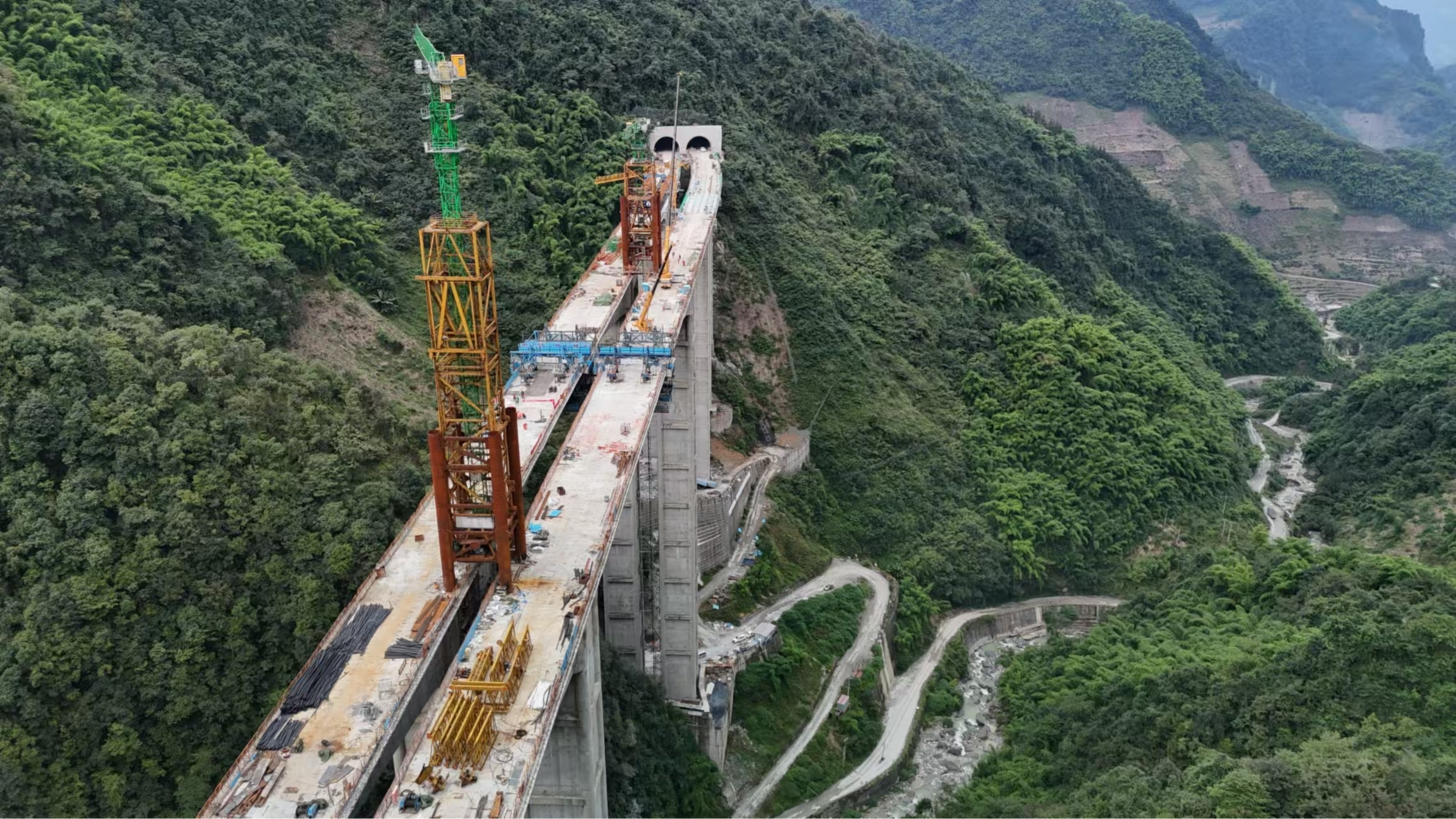 135米云端搭“积木”！宜攀高速锦屏特大桥合龙