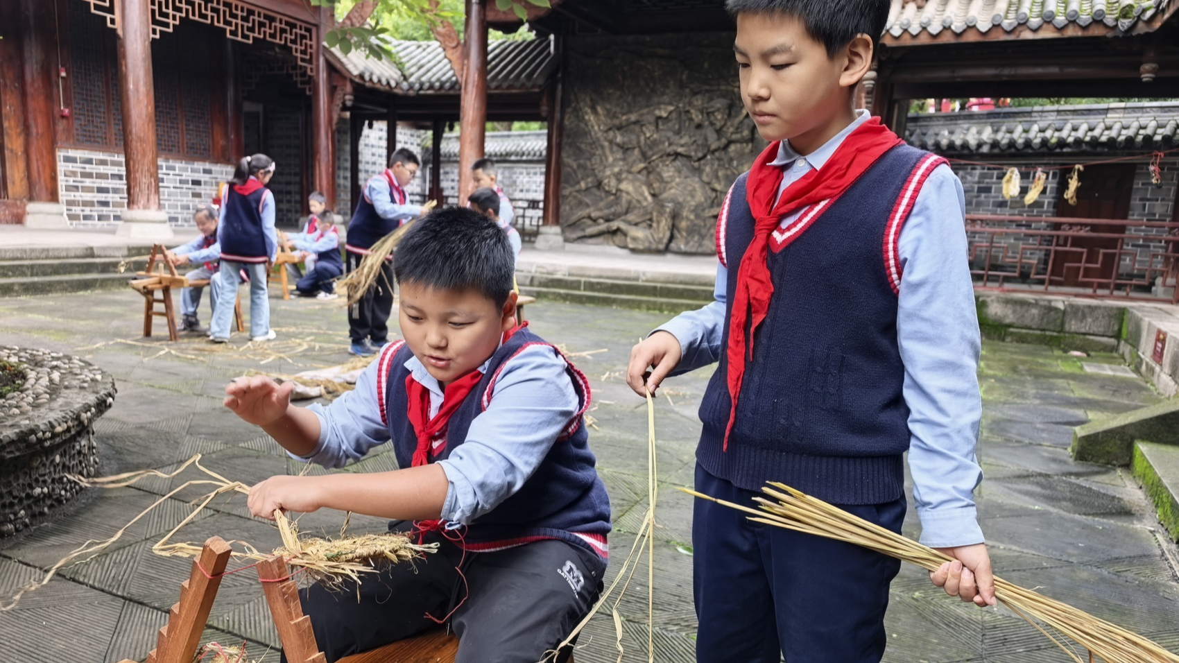 编草鞋、做讲解、同走长征路……红色基因在这里创新传承丨长征路上看四川