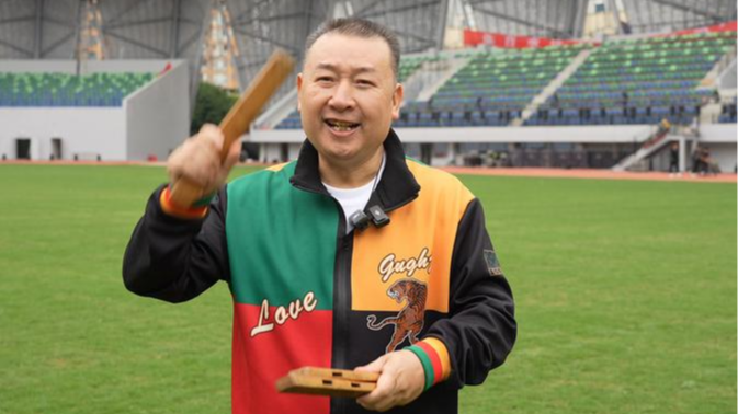 “足球+非遗”碰撞新火花！三台非遗传承人用金钱板为川超赛事打call