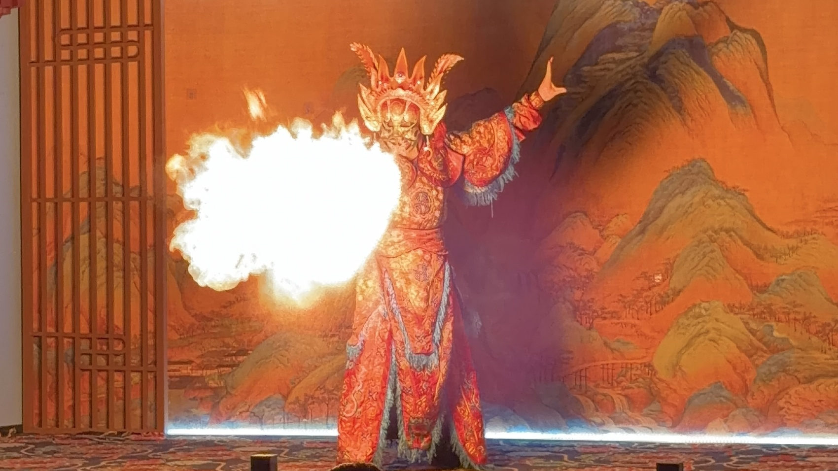 年轻人不看川剧？这家小川剧团为何圈粉Z世代？丨不懂就问——经济热点一线探访